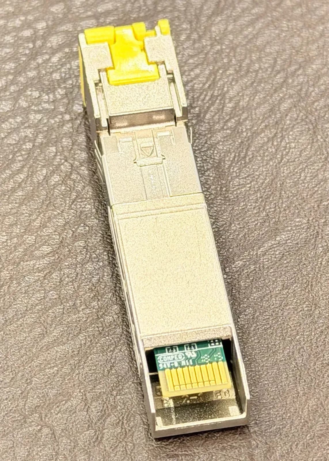 Cisco GLC-TE mặt sau: đầu cắm cạnh mạch vào khe SFP (ảnh thật NTCOM)