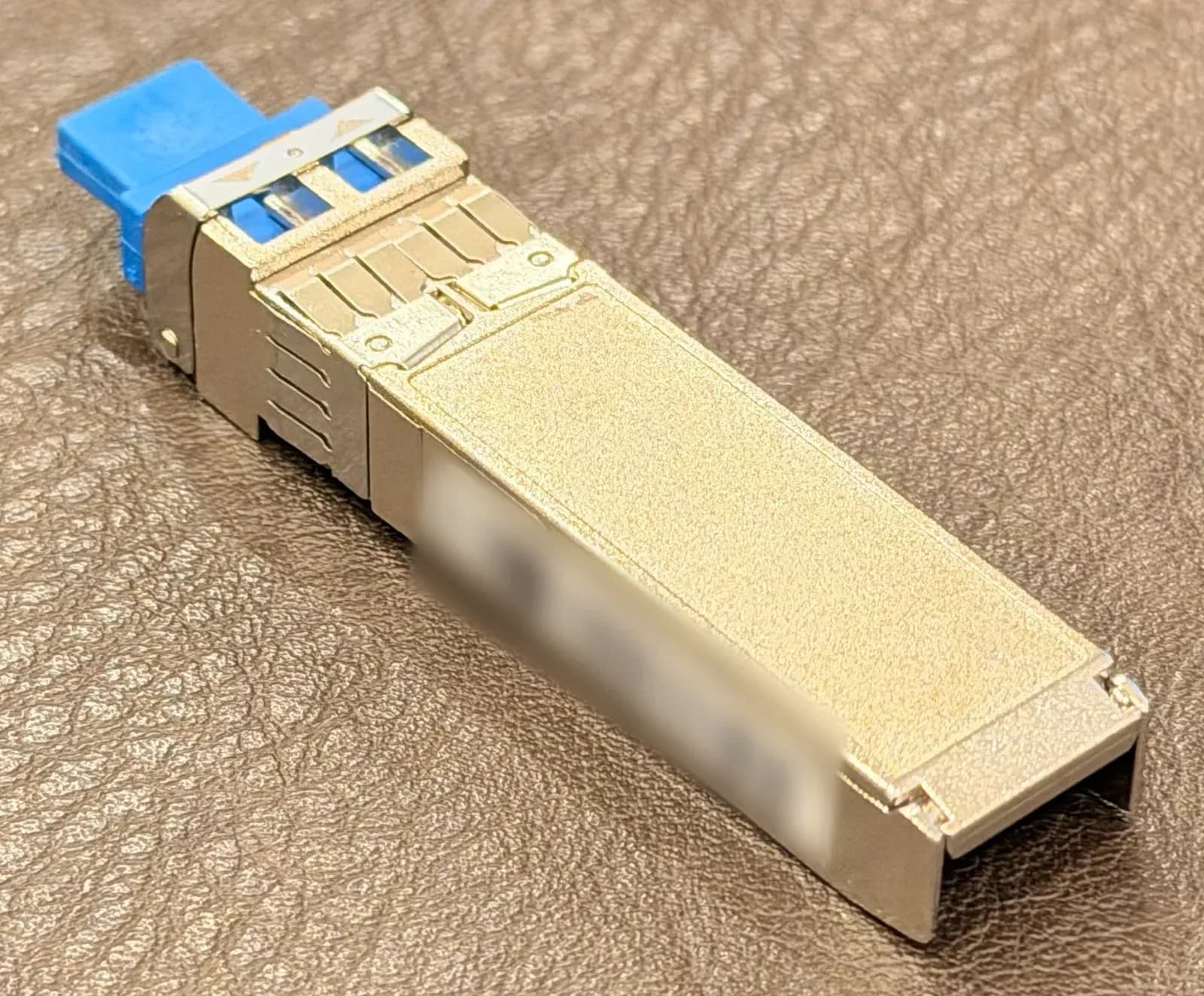 Cisco SFP-10G-ZR mặt đáy: cổng LC duplex và đầu cắm phía sau (ảnh thật NTCOM)