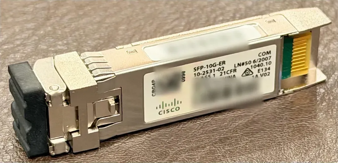 Cisco SFP-10G-ER nhìn nghiêng mặt nhãn, cổng LC duplex đậy nắp chống bụi và cần khoá kim loại (ảnh thật NTCOM)