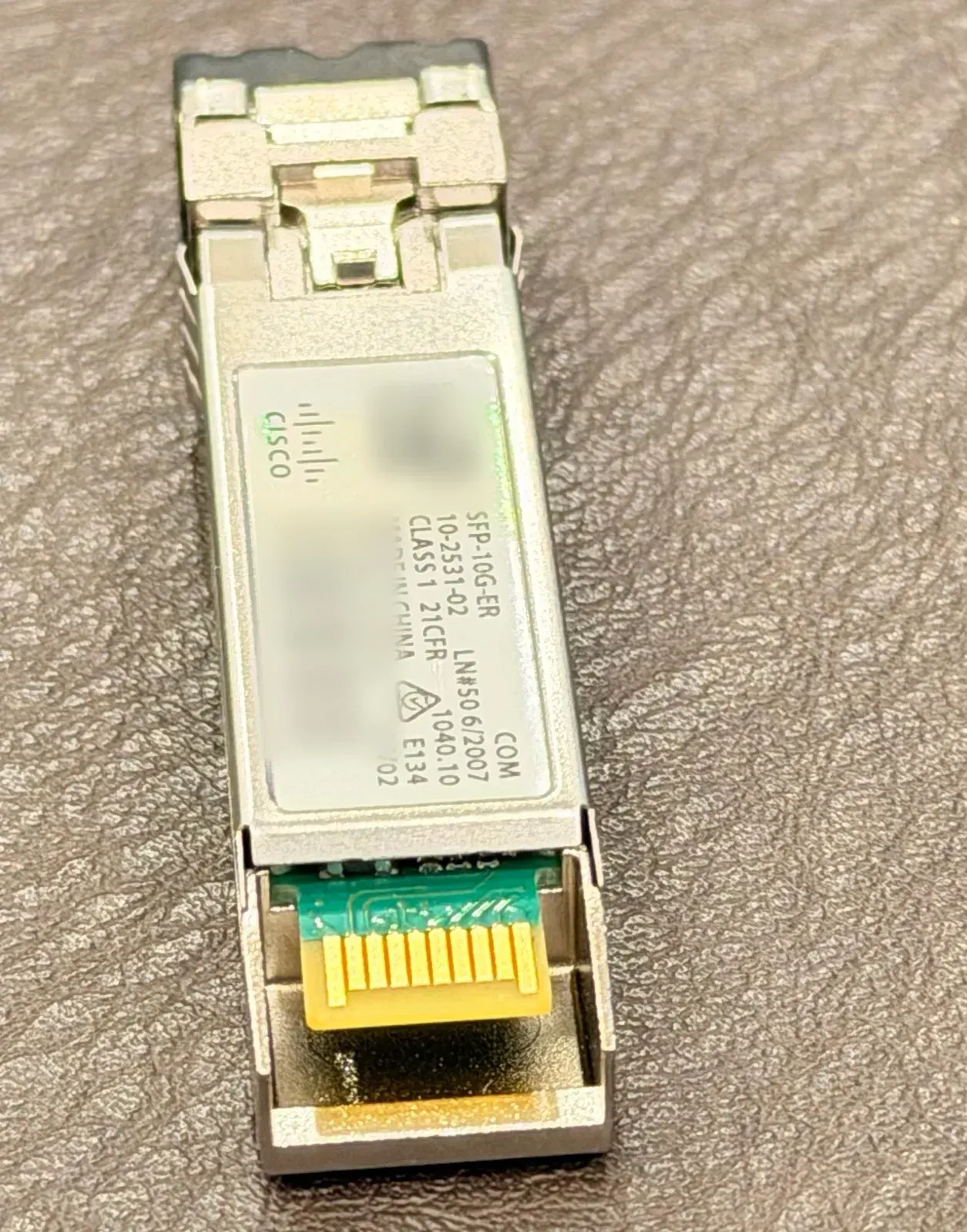 Cisco SFP-10G-ER mặt sau: đầu cắm cạnh mạch vào khe SFP+ (ảnh thật NTCOM)